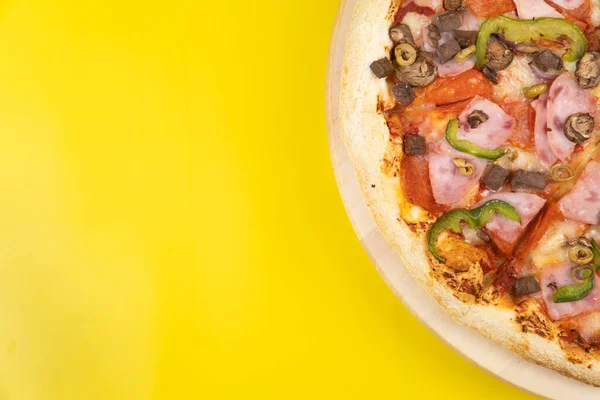 Смачна Велика Піца Телятиною Грибами Жовтому Фоні — стокове фото