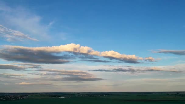 Grüne Wiese unter blauem Abendhimmel mit Wolken — Stockvideo