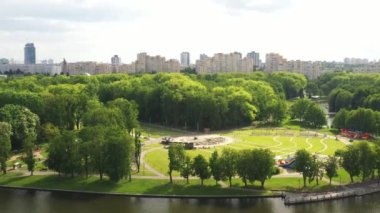 Minsk 'teki zafer parkının ve Svisloch nehrinin en üst manzarası. Minsk şehri ve park kompleksinin kuş bakışı görüntüsü. Belarus