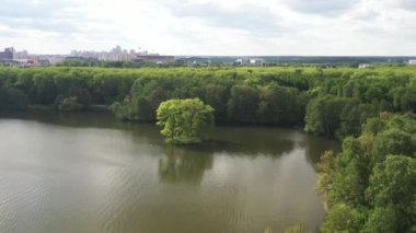 Minsk 'teki zafer parkının ve Svisloch nehrinin en üst manzarası. Minsk şehri ve park kompleksinin kuş bakışı görüntüsü. Belarus