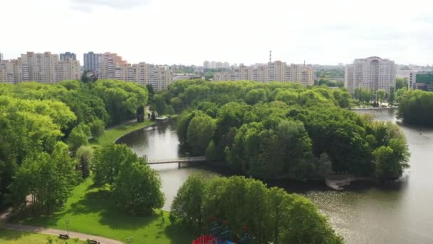 Верхний вид на парк Победы в Минске и реку Свислочь. Вид с высоты птичьего полета на город Минск и парк-комплекс. Беларусь — стоковое видео