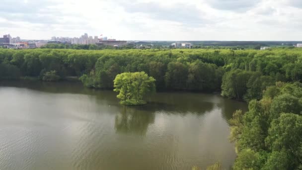 Vista dall'alto del parco della vittoria a Minsk e del fiume Svisloch.Vista panoramica sulla città di Minsk e sul complesso del Parco.Bielorussia — Video Stock
