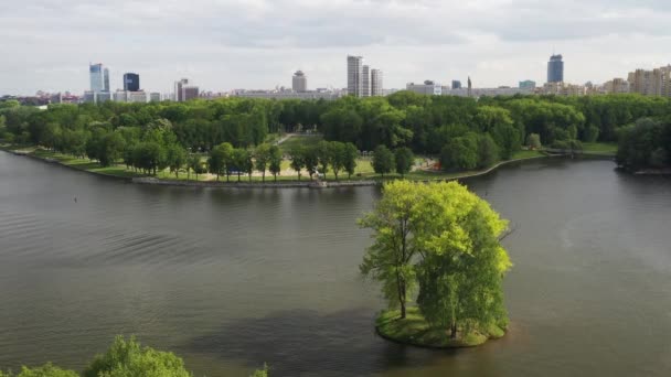 Vista dall'alto del parco della vittoria a Minsk e del fiume Svisloch.Vista panoramica sulla città di Minsk e sul complesso del Parco.Bielorussia — Video Stock