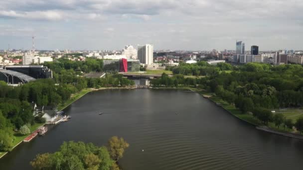 Pohled shora na vítězný park v Minsku a řeku Svisloch.Pohled z ptačí perspektivy na město Minsk a komplex parku. — Stock video