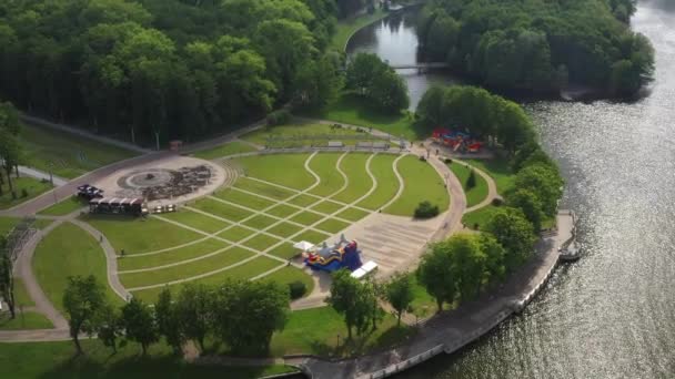 Vista superior del parque de la victoria en Minsk y el río Svisloch. Una vista de pájaro de la ciudad de Minsk y del complejo del parque. Bielorrusia — Vídeos de Stock