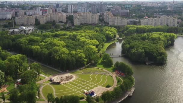 Vista superior del parque de la victoria en Minsk y el río Svisloch. Una vista de pájaro de la ciudad de Minsk y del complejo del parque. Bielorrusia — Vídeos de Stock