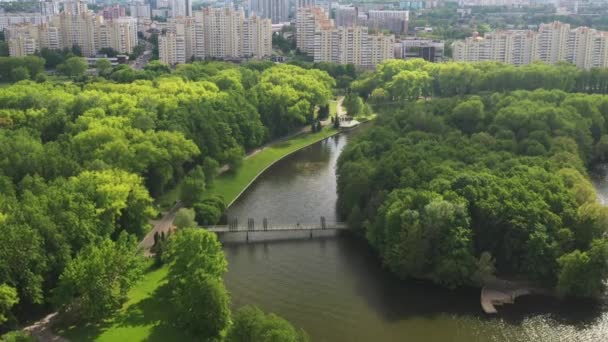 Vista superior del parque de la victoria en Minsk y el río Svisloch. Una vista de pájaro de la ciudad de Minsk y del complejo del parque. Bielorrusia — Vídeos de Stock