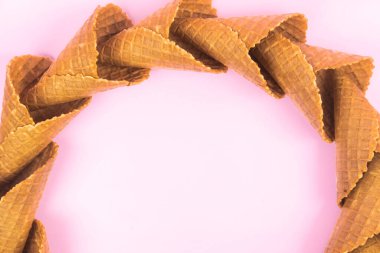 Pembe arka planda dondurma için yumuşak bir waffle külahı..