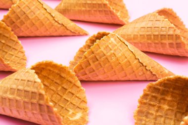 Renkli pembe arka planda boş dondurma külahları..