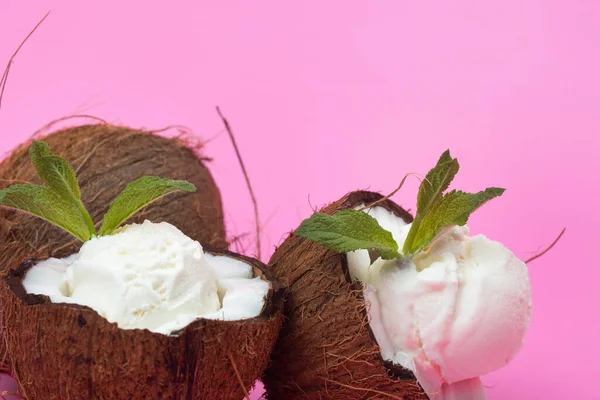 Waniliowe Kulki Lodowe Świeżych Połówkach Kokosowych Ozdobione Liśćmi Mięty Różowym — Zdjęcie stockowe