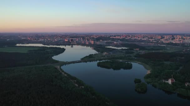 Bovenaanzicht op het Drozdov stuwmeer en de ringweg in Minsk bij dageraad. Belarus. — Stockvideo