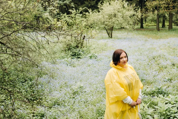 Kobieta Żółtym Płaszczu Spaceruje Latem Parku Ogrodzie — Zdjęcie stockowe