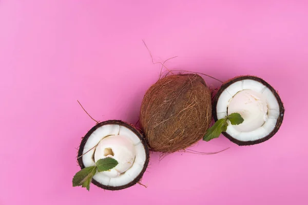 Bolas Helado Vainilla Mitades Coco Frescas Decoradas Con Hojas Menta —  Fotos de Stock