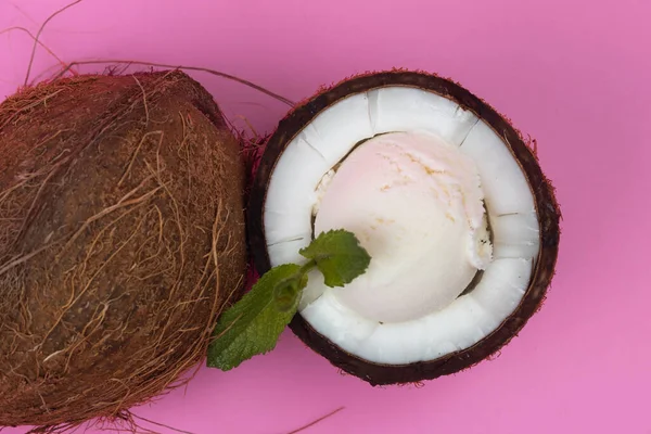 Waniliowe Kulki Lodowe Świeżych Połówkach Kokosowych Ozdobione Liśćmi Mięty Różowym — Zdjęcie stockowe