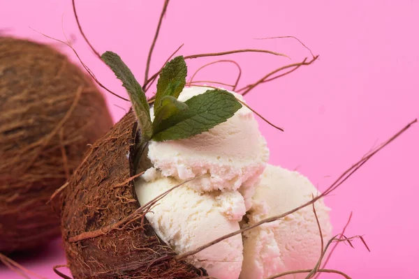 Waniliowe Kulki Lodowe Pustym Orzechu Kokosowym Ozdobione Liśćmi Mięty Różowym — Zdjęcie stockowe