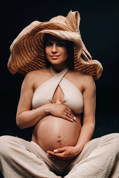 Una Donna Incinta Con Cappello Paglia Siede Sul Pavimento Abiti — Foto Stock