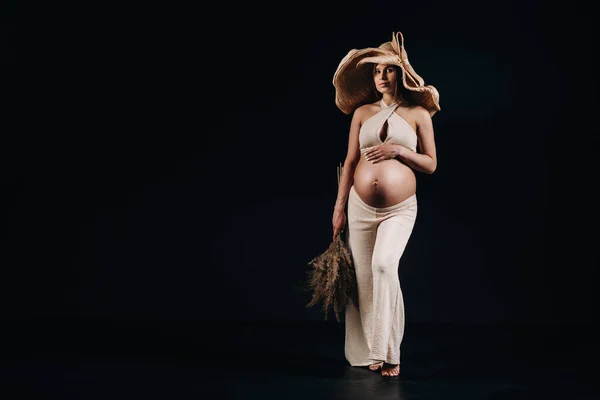 Zwanger Vrouw Een Stro Hoed Met Beige Kleding Met Een — Stockfoto