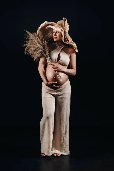 Mujer Embarazada Sombrero Paja Con Ropa Beige Con Ramo Las — Foto de Stock