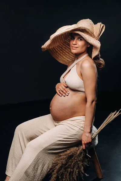 Mujer Embarazada Sombrero Paja Con Ropa Beige Con Ramo Las — Foto de Stock