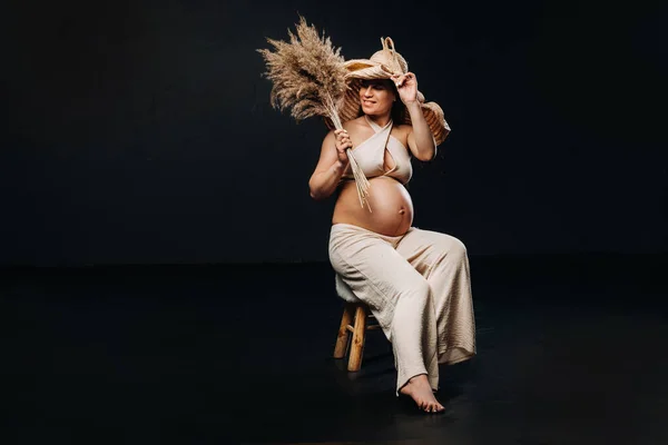 Pregnant Woman Straw Hat Beige Clothes Bouquet Her Hands Studio — Stock Photo, Image