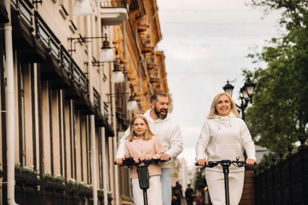 Una Familia Ropa Blanca Monta Scooters Eléctricos Ciudad Actividades Aire — Foto de Stock