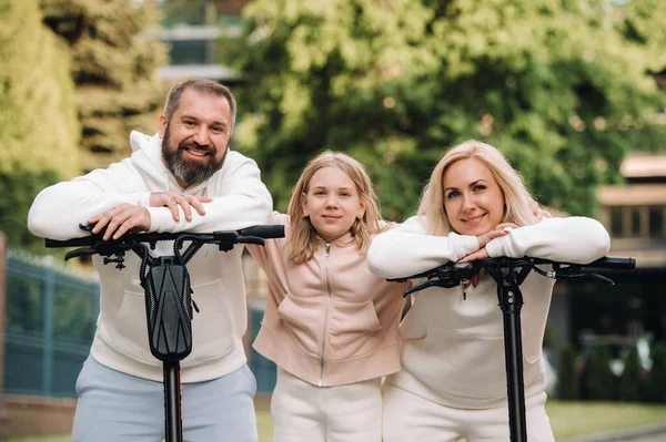 Una Familia Ropa Blanca Para Ciudad Scooters Eléctricos —  Fotos de Stock