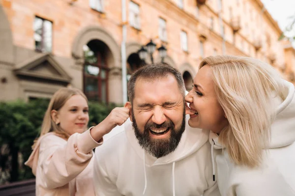 Eine Glückliche Familie Weißen Kleidern Spaziert Durch Die Stadt — Stockfoto