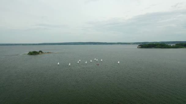 Yates y veleros en el mar de Minsk o en el embalse de Zaslavsky cerca de Minsk. Belarús — Vídeos de Stock