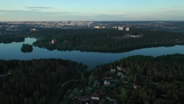 Vista superior da aldeia de Zhdanovichi na floresta perto da cidade de Minsk e do reservatório Drozdy. vista da altura do centro médico e do lake.Belarus. — Vídeo de Stock