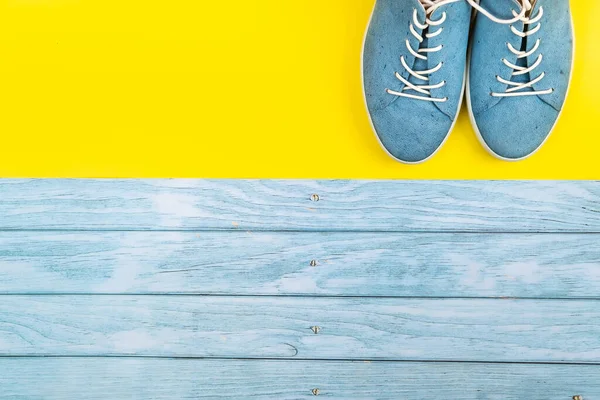 Modré Boty Stojí Izolovaném Smíšeném Modrém Žlutém Pozadí — Stock fotografie