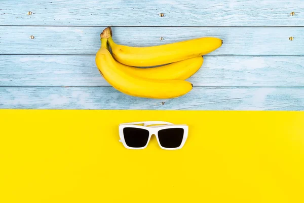 과노란 노란색 바나나와 선글라스가 — 스톡 사진