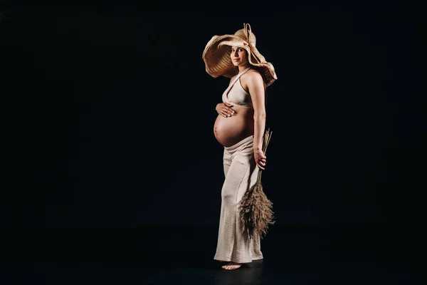 Mulher Grávida Chapéu Palha Com Roupas Bege Com Buquê Suas — Fotografia de Stock