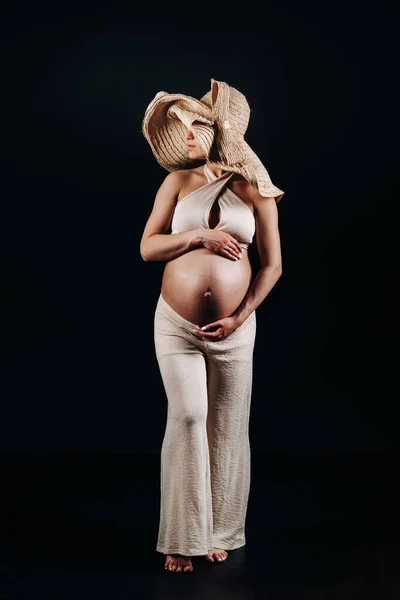 Mujer Embarazada Sombrero Paja Ropa Beige Estudio Sobre Fondo Negro — Foto de Stock