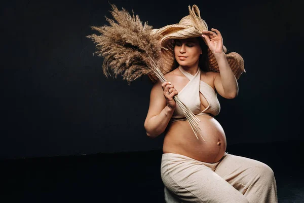 Mujer Embarazada Sombrero Paja Con Ropa Beige Con Ramo Las —  Fotos de Stock