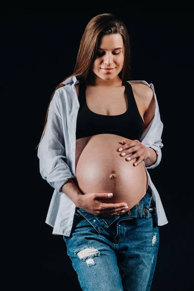 Těhotná Žena Bílé Košili Džíny Studiu Černém Pozadí — Stock fotografie