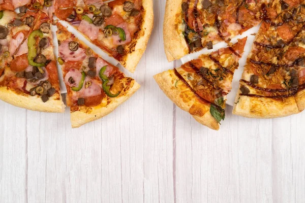 Dos Deliciosas Pizzas Grandes Diferentes Sobre Fondo Madera Claro —  Fotos de Stock