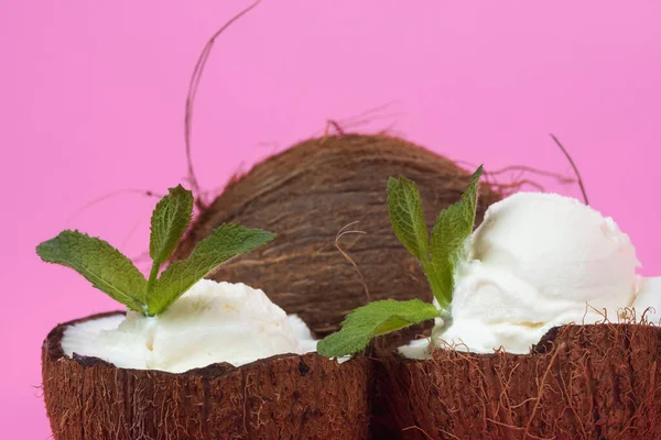 Bolas Helado Vainilla Mitades Coco Frescas Decoradas Con Hojas Menta —  Fotos de Stock