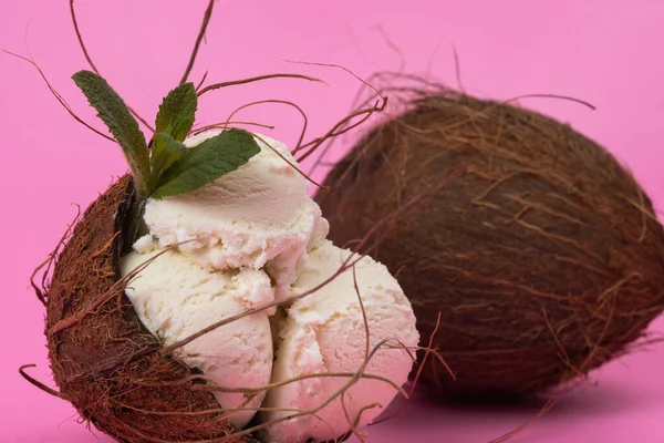 Bolas Helado Vainilla Coco Vacío Decorado Con Hojas Menta Sobre —  Fotos de Stock