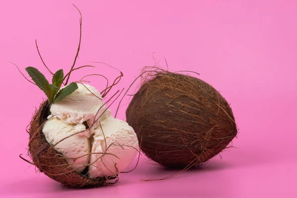 Vanille Ijsballen Een Lege Kokosnoot Versierd Met Muntblaadjes Een Roze — Stockfoto