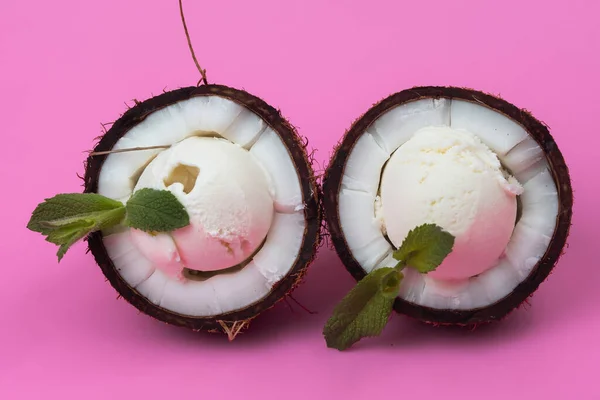 Bolas Helado Vainilla Mitades Coco Frescas Decoradas Con Hojas Menta —  Fotos de Stock