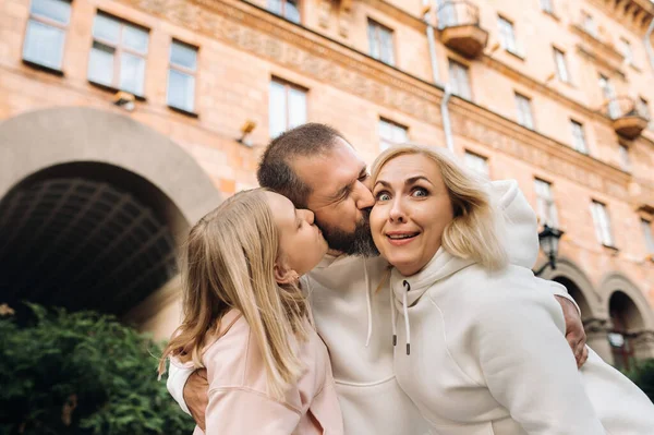 Beyaz Elbiseli Mutlu Bir Aile Şehirde Yürüyor Eğlenceli Bir Yürüyüş — Stok fotoğraf