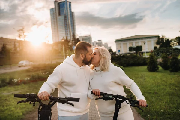 Ein Verliebtes Paar Weißen Kleidern Küsst Sich Bei Sonnenuntergang Der — Stockfoto