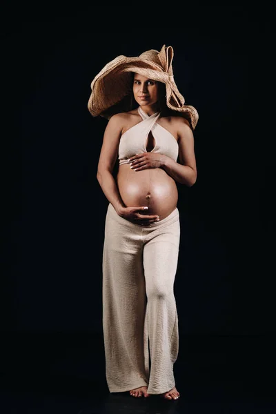 Pregnant Woman Straw Hat Beige Clothes Studio Black Background — Stock Photo, Image