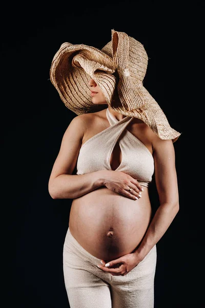 Mujer Embarazada Sombrero Paja Ropa Beige Estudio Sobre Fondo Negro — Foto de Stock