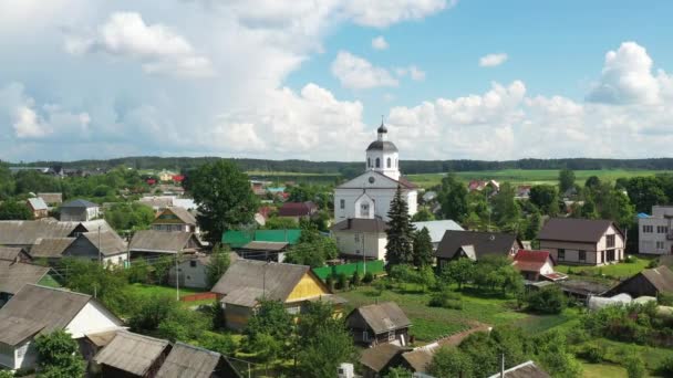 Orthodox Church of the Transfiguration of the Lord in the agro-town of Rakov near Minsk, Belarus – stockvideo