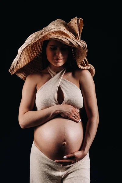 Těhotná Žena Slámě Klobouk Béžové Oblečení Studiu Černém Pozadí — Stock fotografie