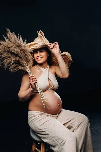 Donna Incinta Cappello Paglia Con Vestiti Beige Con Bouquet Tra — Foto Stock