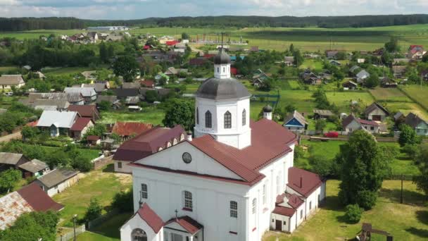 Ortodoxa kyrkan av Herrens härlighet i agro-staden Rakov nära Minsk, Vitryssland — Stockvideo