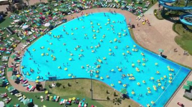 Sarı şişme dairelerde havuzda dinlenen insanların üst görüntüsü