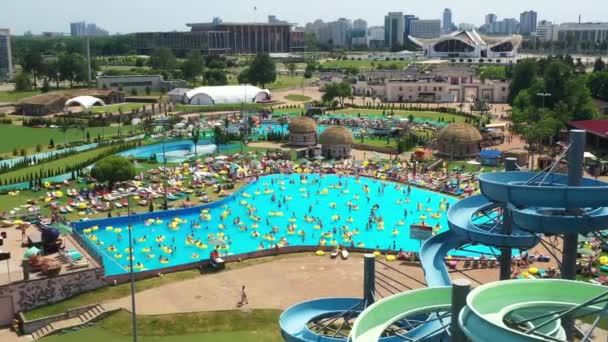 Top kilátás az emberek pihentető a medencében sárga felfújható körökben — Stock videók